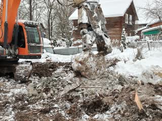 Экскаватор с гидроножницами на объекте